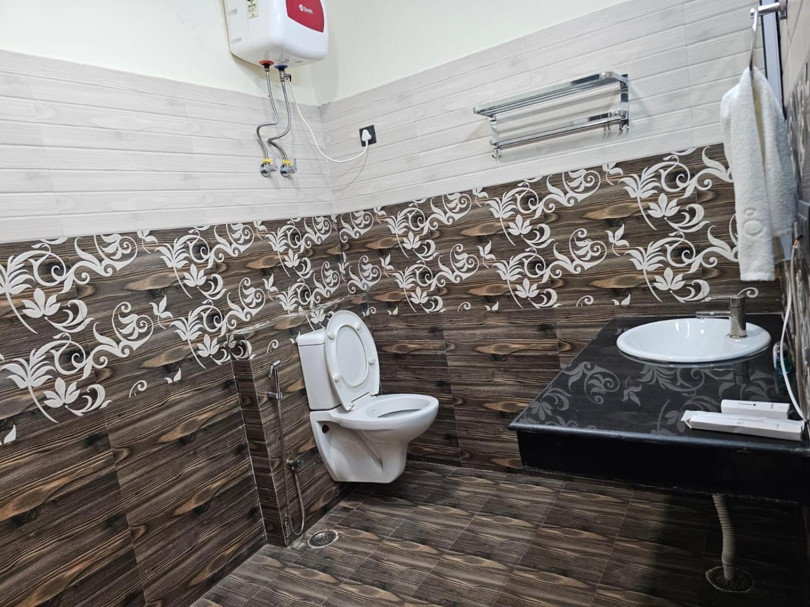 Hotel The Glass House Greater Noida Ngoại thất bức ảnh