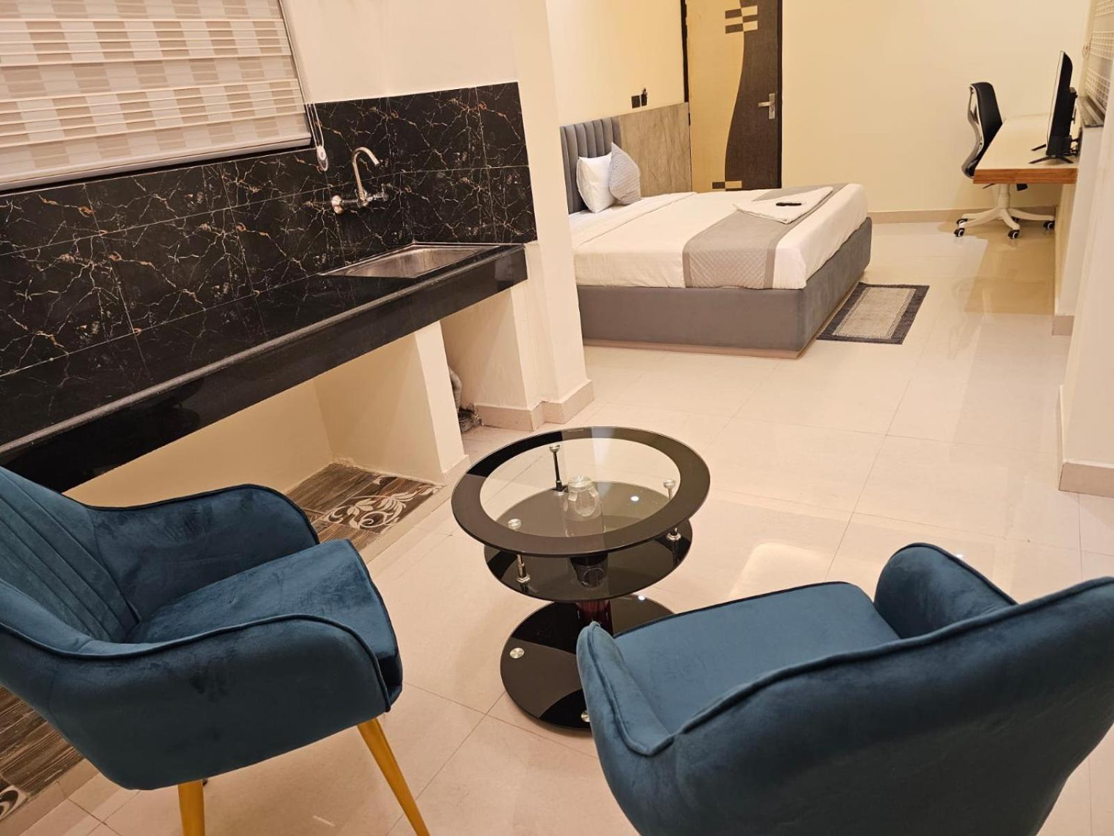 Hotel The Glass House Greater Noida Ngoại thất bức ảnh