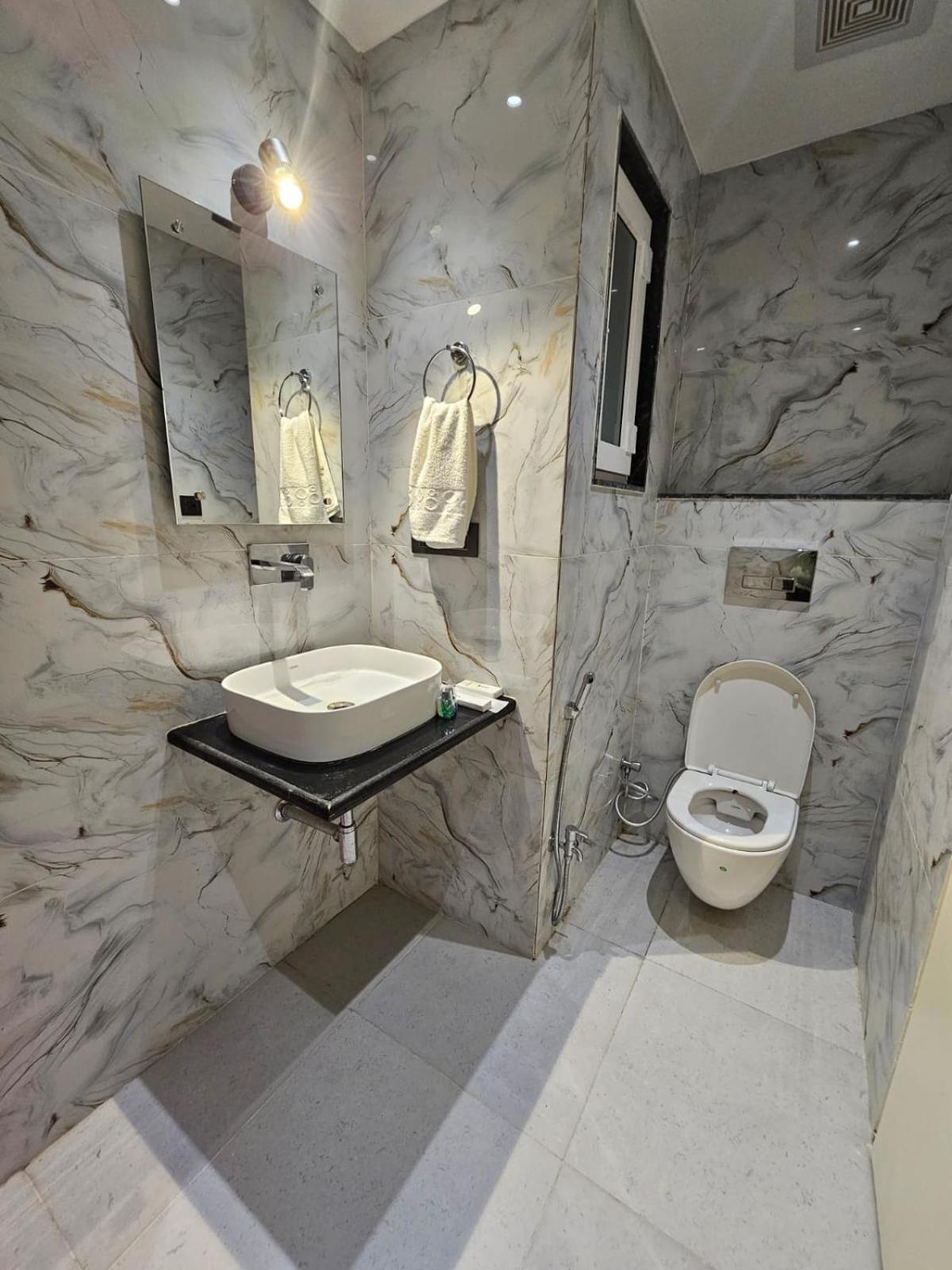 Hotel The Glass House Greater Noida Ngoại thất bức ảnh
