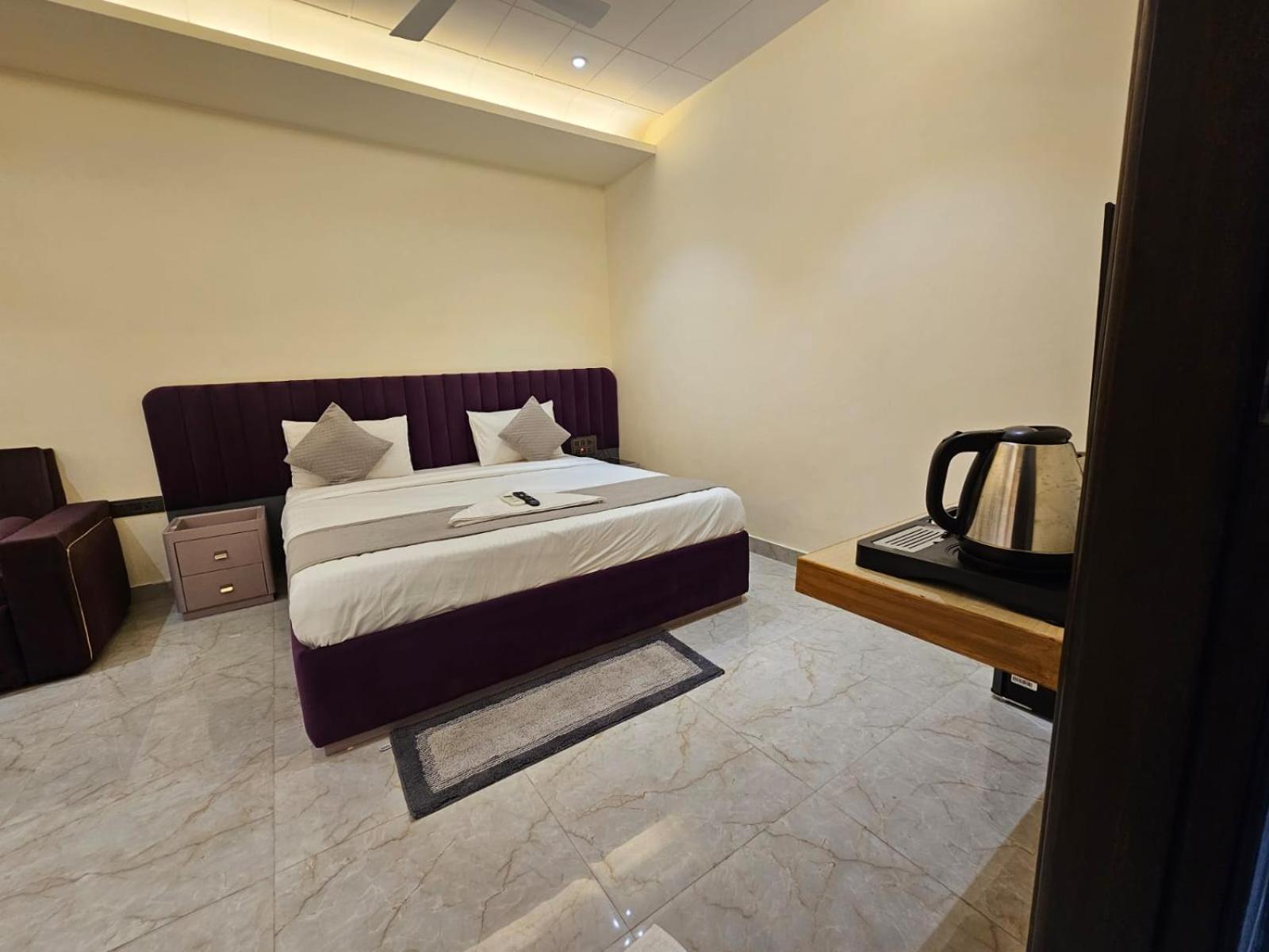 Hotel The Glass House Greater Noida Ngoại thất bức ảnh