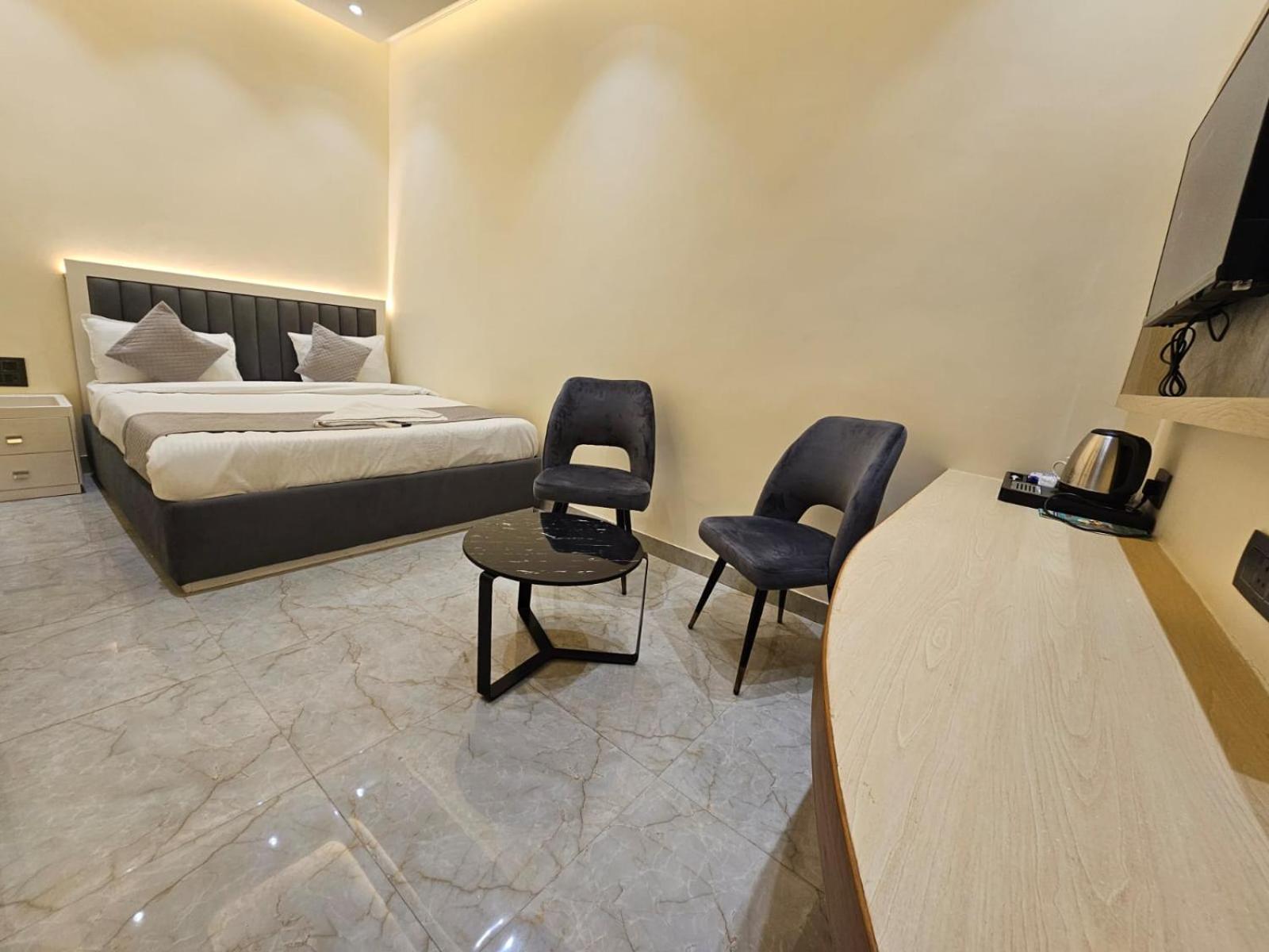 Hotel The Glass House Greater Noida Ngoại thất bức ảnh