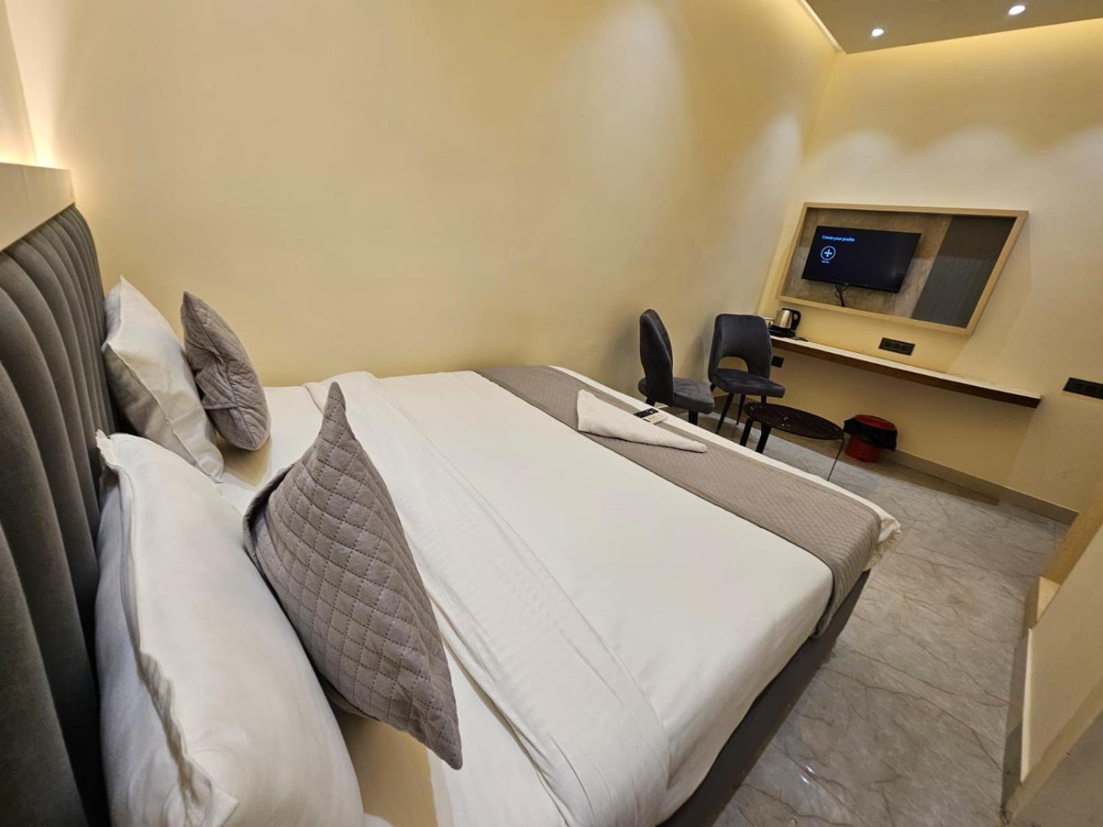 Hotel The Glass House Greater Noida Ngoại thất bức ảnh