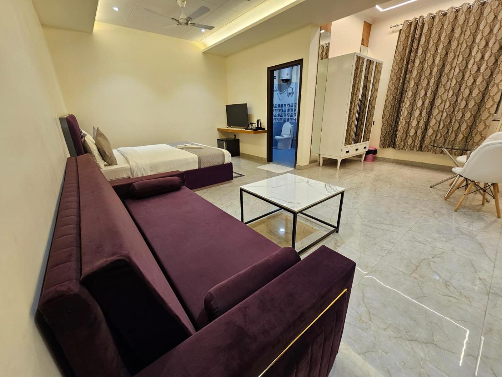 Hotel The Glass House Greater Noida Ngoại thất bức ảnh